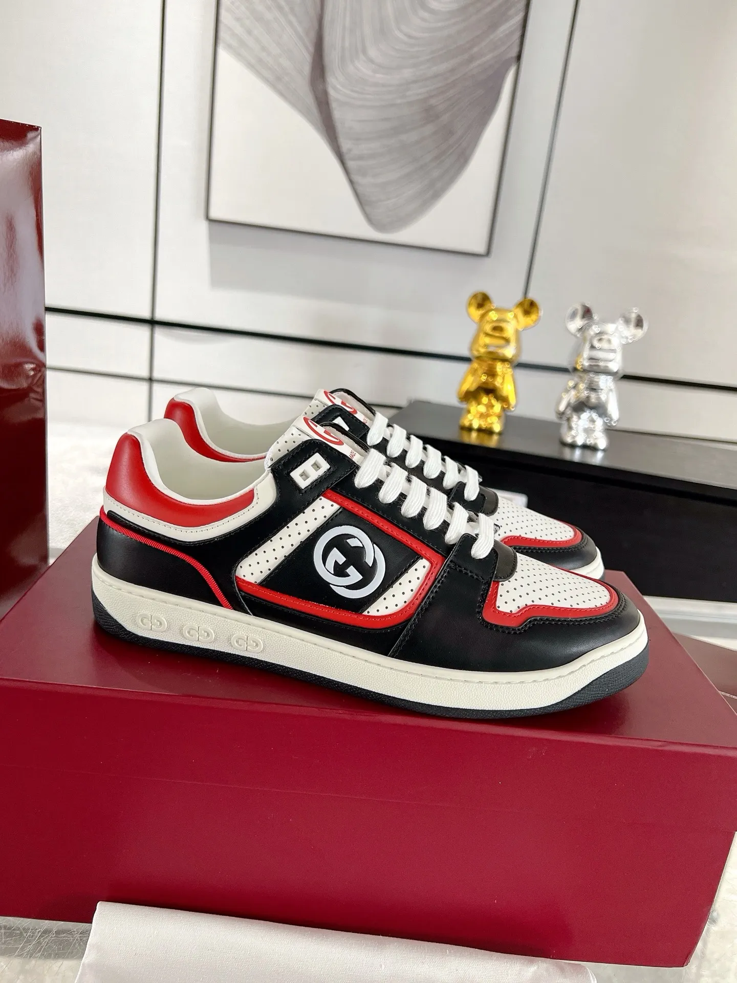 👟👟Ex-factory price 700👟👟 The latest casual sneakers for couples in white shoes❗️❗️ Original purchase, development and production. The sneakers are inspired by the classic sneakers of the 1970s, and the name is taken from the defensive movements in sports. This accessory is crafted from white leather, with an interlocking Double G stripe webbing embellished on the side, and the Gucci retro logo embellished on the shoe body. Original imported first-layer cowhide. Original custom-made soft sheepskin lining. Original open-molded TPU outsole. Bottom thickness: 2.5CM. Size: 35-44 (45 is custom-made and cannot be returned or exchanged)